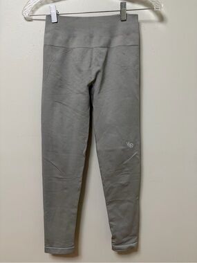 Vanquish Fitness women’s Elevate Seamless Scrunch Leggings Gray - Size Small